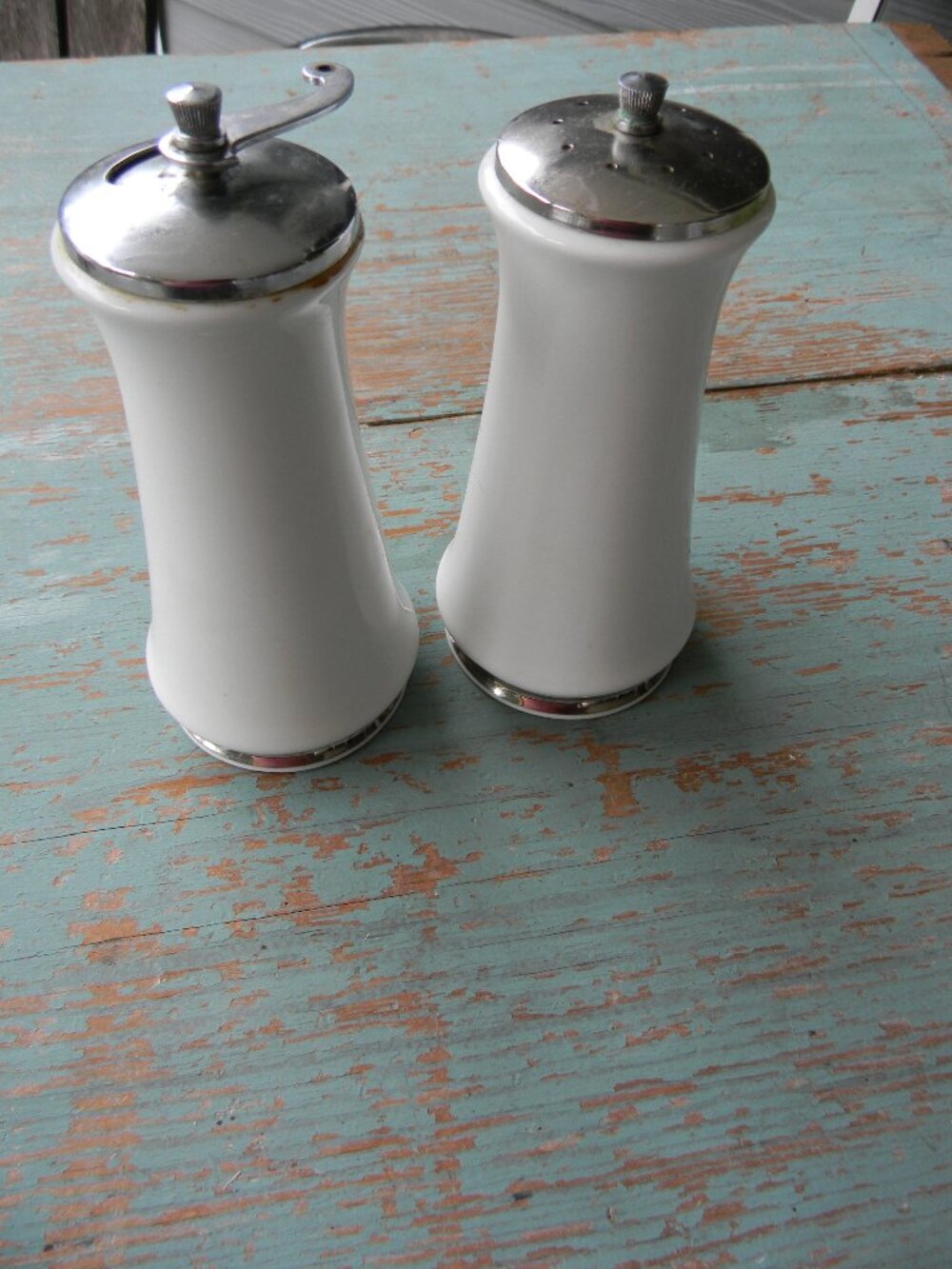 OXFORD (LENXOX) MADE IN USA WHITE BONE CHINE PLATINUM SALT PEPPER MILL SET